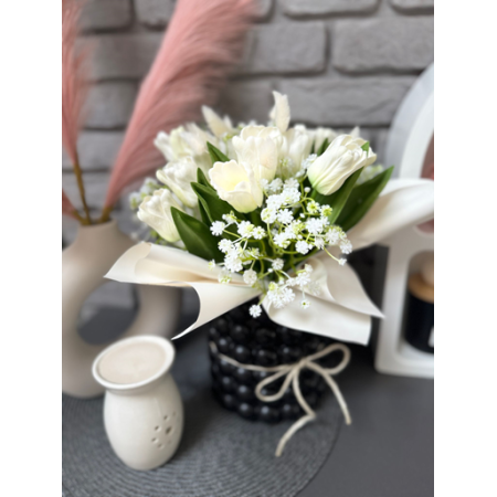 Kompozycja piankowych tulipanów w ceramicznym czarnym wazonie